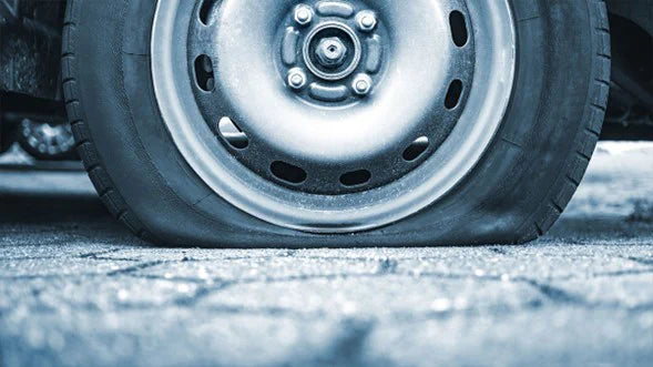 ¿Cómo actuar ante un pinchazo en carretera?